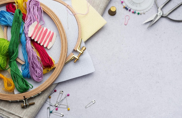 Zestaw do haftu z kolorowymi nićmi